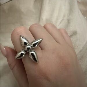 LV Elegant Silver Floral Ring